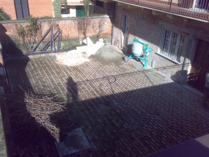 Ecco il cortile della mia casa al momento dell'acquisto, nel 2010.