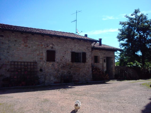 La facciata della casa con Anastasia in arrivo..
