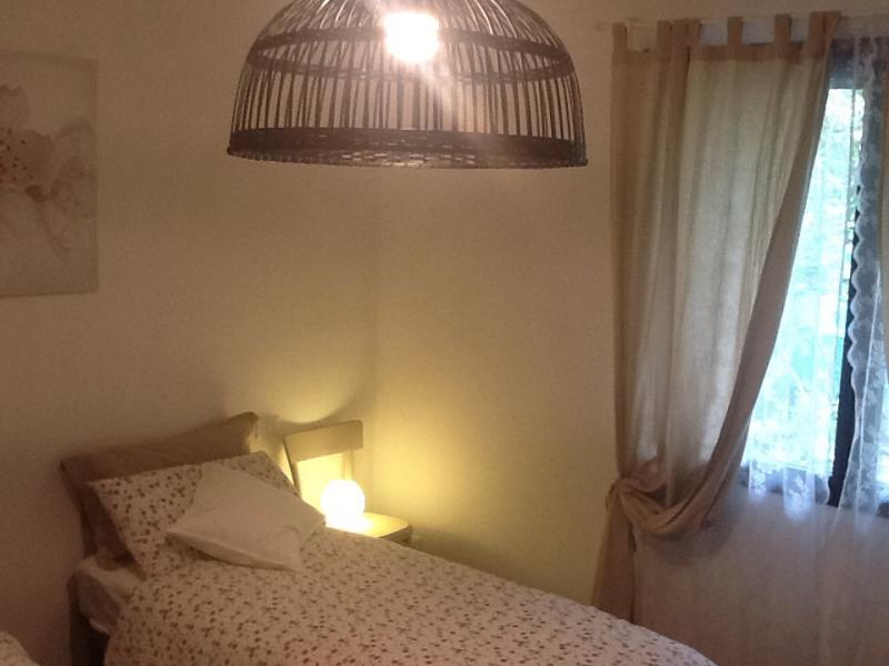 Particolare lampadario finestra
